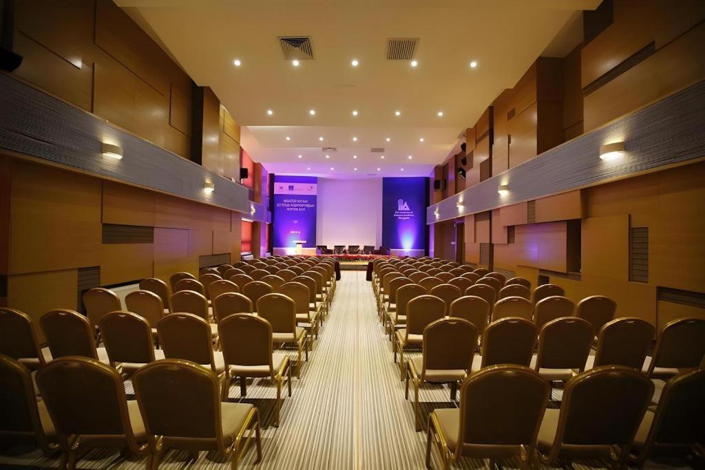 The Corporate Hotel And Convention Centre Ulaanbaatar Bagian luar foto